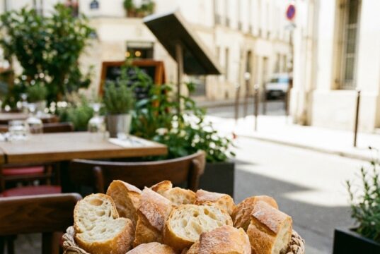 Waarom je in restaurants altijd brood krijgt – en hoe het je meer laat uitgeven