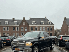Teun (45) parkeert zijn enorme Dodge Ram dubbel: buren woedend, maar heeft hij een punt?