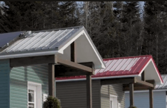 Miljonair bouwt 99 tiny houses voor daklozen: kijk binnen in zijn nieuwe mini-dorp