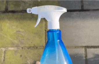 Weg met groene aanslag in 5 minuten: de simpele keukentruc die je zo over je terras giet