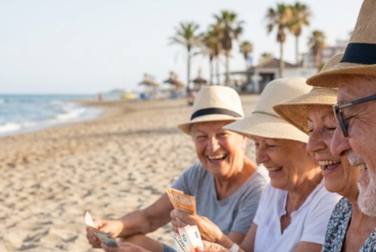 AOW’ers profiteren: bekijk hoeveel extra vakantiegeld je dit jaar krijgt
