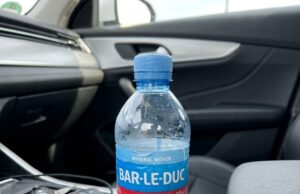 Laat nooit een waterfles in je hete auto: het verborgen brand- en gezondheidsrisico dat je moet kennen