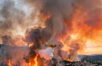 Chaos in geliefd vakantiegebied: bosbrand jaagt ruim 12.000 toeristen op de vlucht