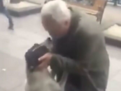 Na drie jaar zwerven hoort deze hond ineens een stem die zijn wereld op zijn kop zet