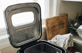 Binnen 10 minuten blinkend schoon: met dit huismiddel maak je een vieze frituurpan weer als nieuw