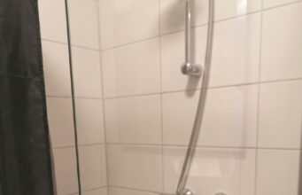 Kalkaanslag in de douche: deze goedkope keukentruc maakt je glas in 5 minuten kraakhelder