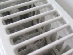 De geniale pantytruc die je radiator in no-time stofvrij maakt