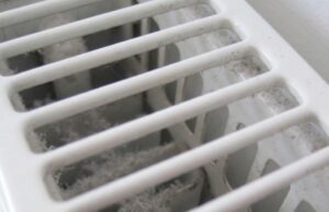 De geniale pantytruc die je radiator in no-time stofvrij maakt