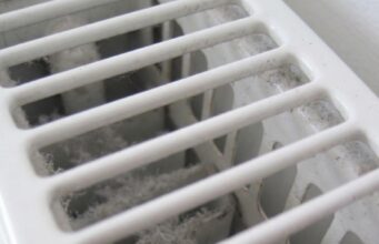 De geniale pantytruc die je radiator in no-time stofvrij maakt