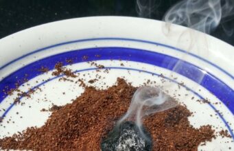 Koffie in brand in de tuin: het slimme trucje dat je vanavond nog wilt proberen