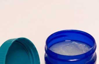 Vicks VapoRub doet veel meer dan verkoudheid verlichten: ontdek verrassende toepassingen voor elke dag