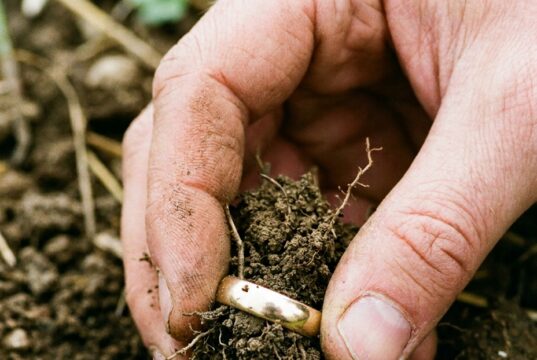 Roy graaft een ring op: Berts ontdekking over de eigenaar bezorgt hem kippenvel
