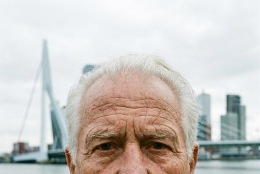 Hans (82) voelt zich een vreemdeling in eigen land: waar is het Nederland van vroeger gebleven?
