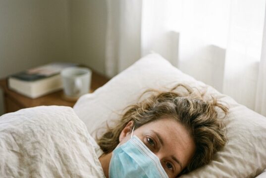 Nieuw rapport wakkert fel debat aan: zit er een link tussen long covid en vaccinatieschade?